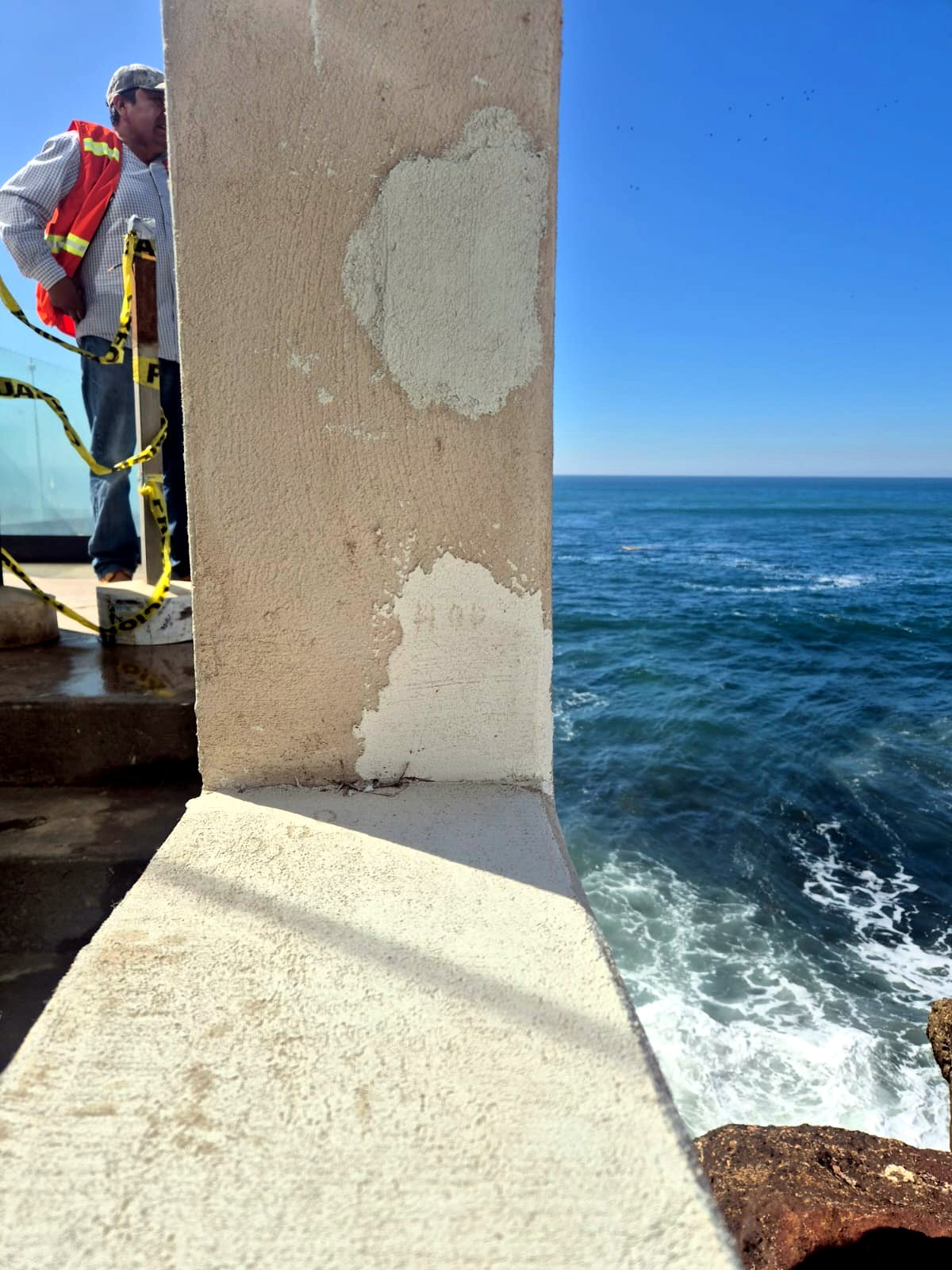 Reparación de columna costera frente al mar con MasaRoca