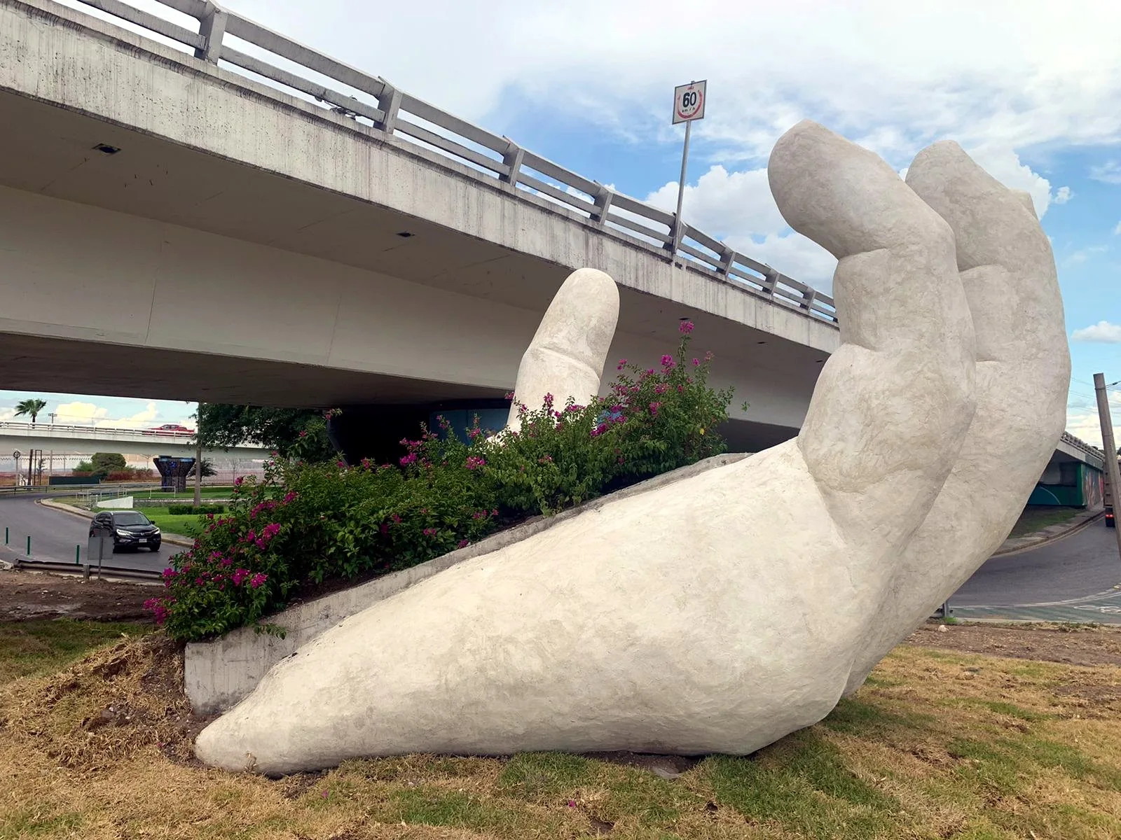 Escultura monumental de mano gigante modelada con MasaRoca