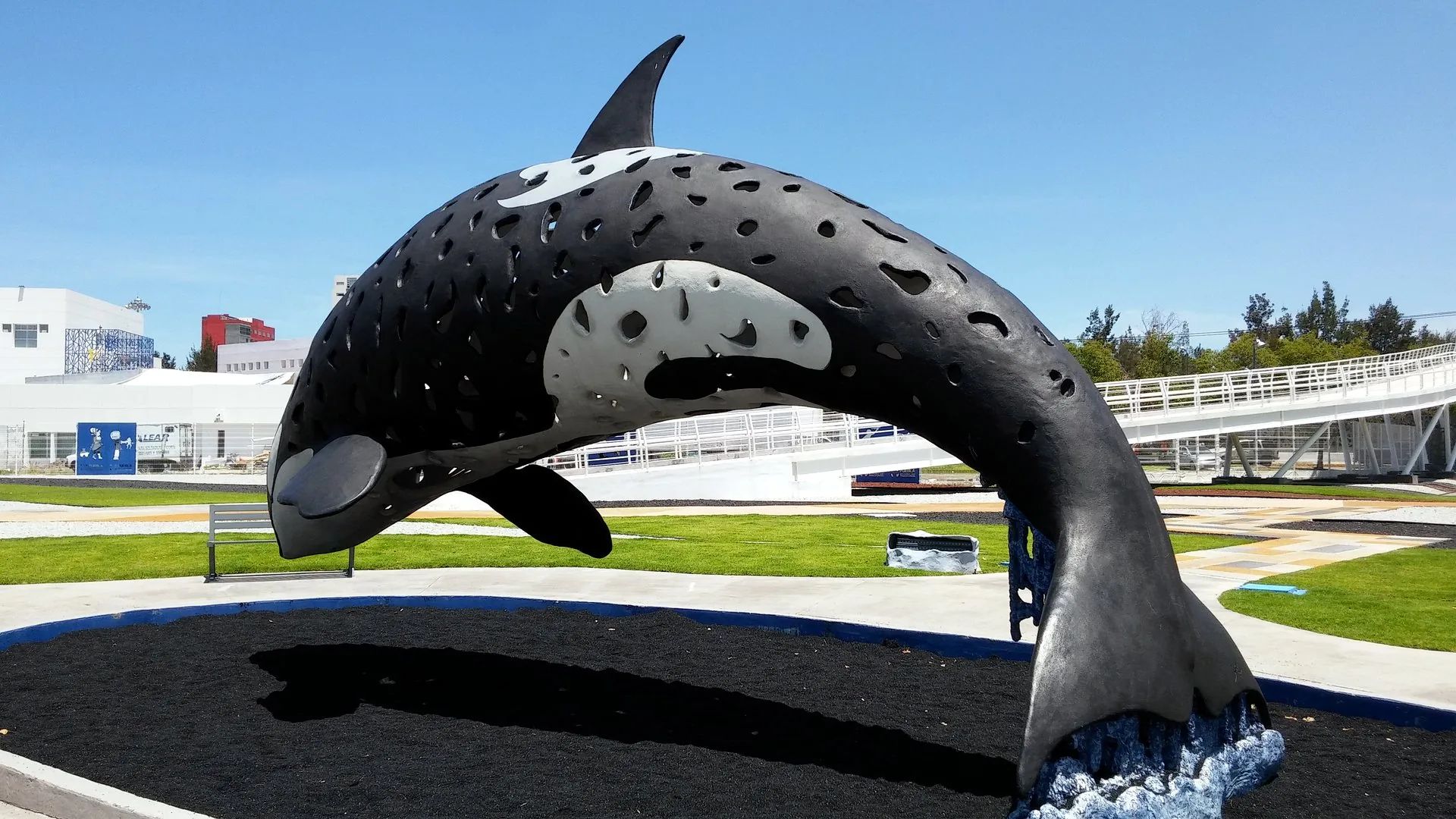 Escultura monumental de orca en parque acuático hecha con MasaRoca
