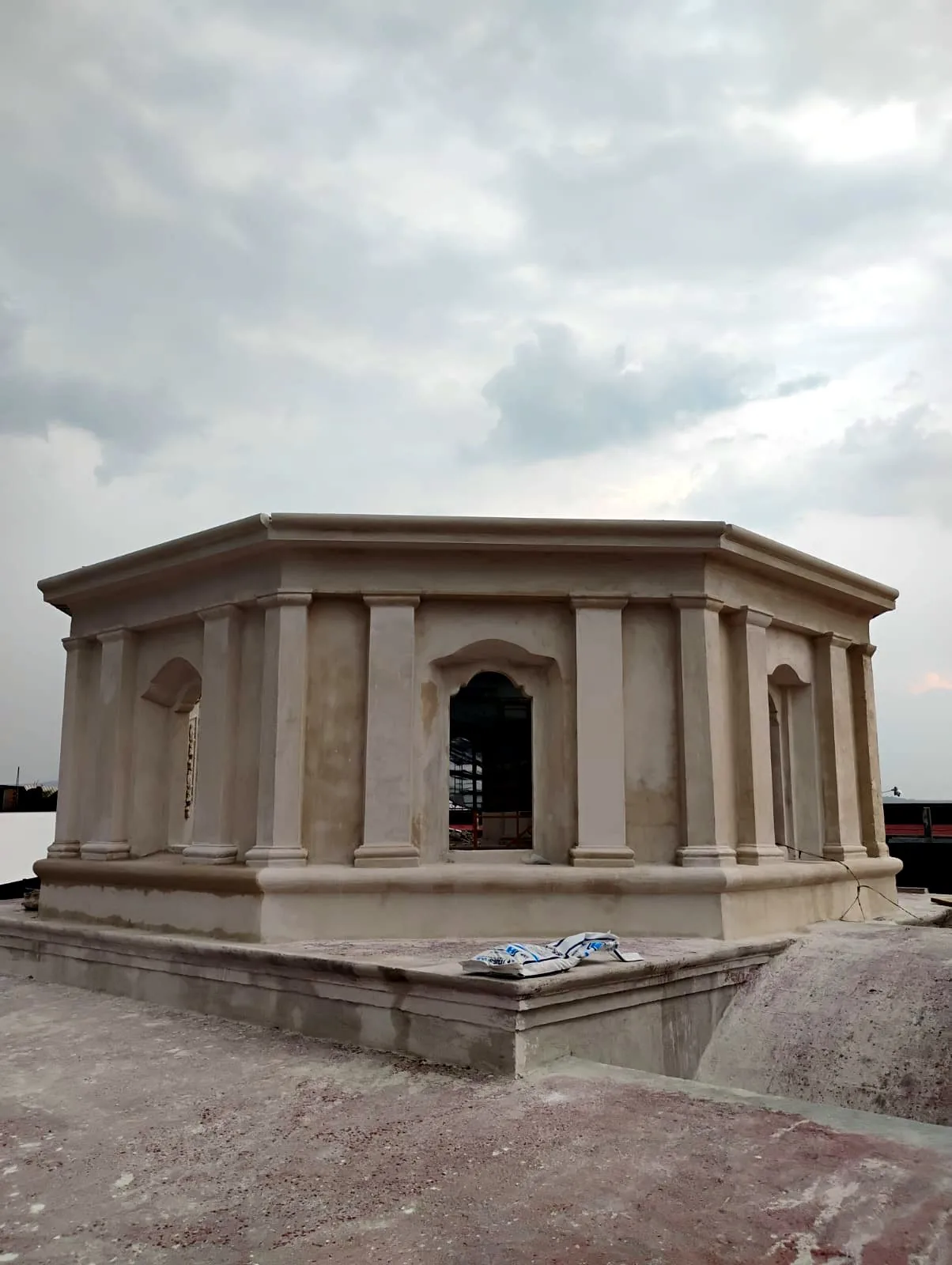 Mirador octagonal con columnas clásicas moldeado en microconcreto