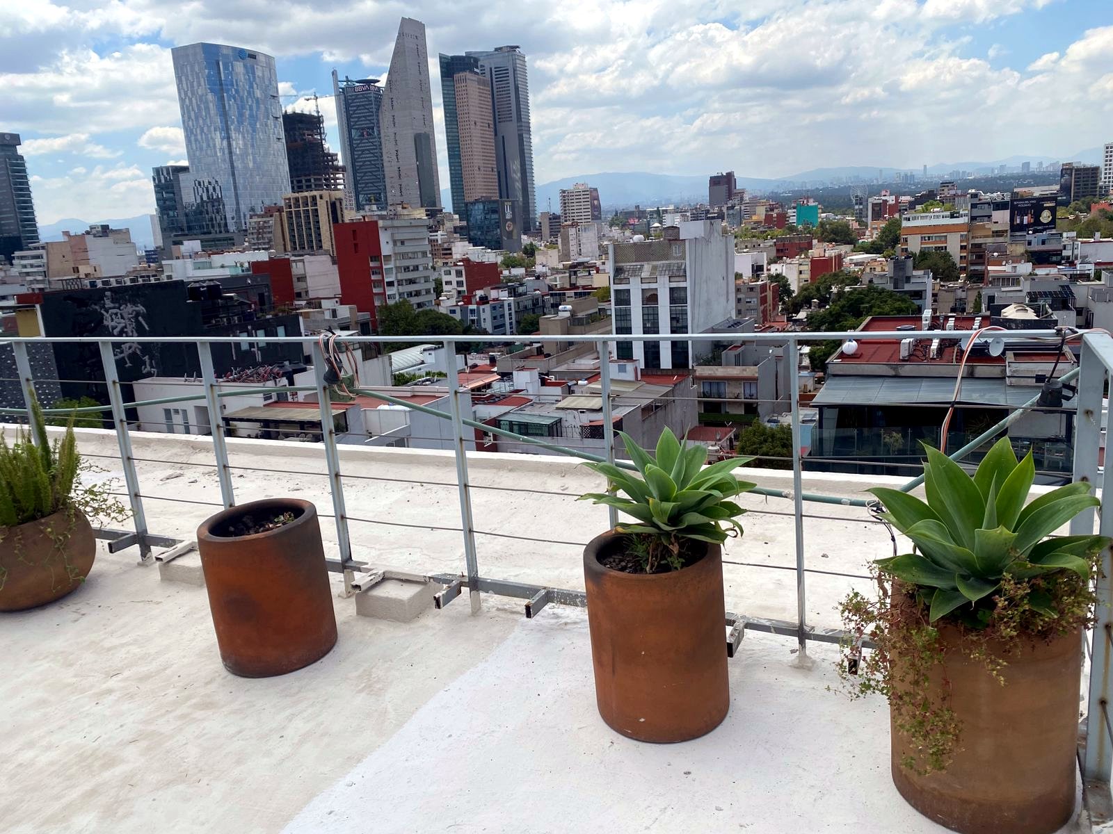 Terraza impermeabilizada con PCE, vista al skyline de la Ciudad de México