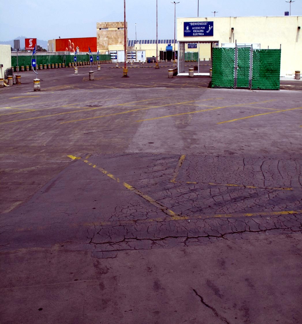 Piso de estacionamiento agrietado antes de repararlo