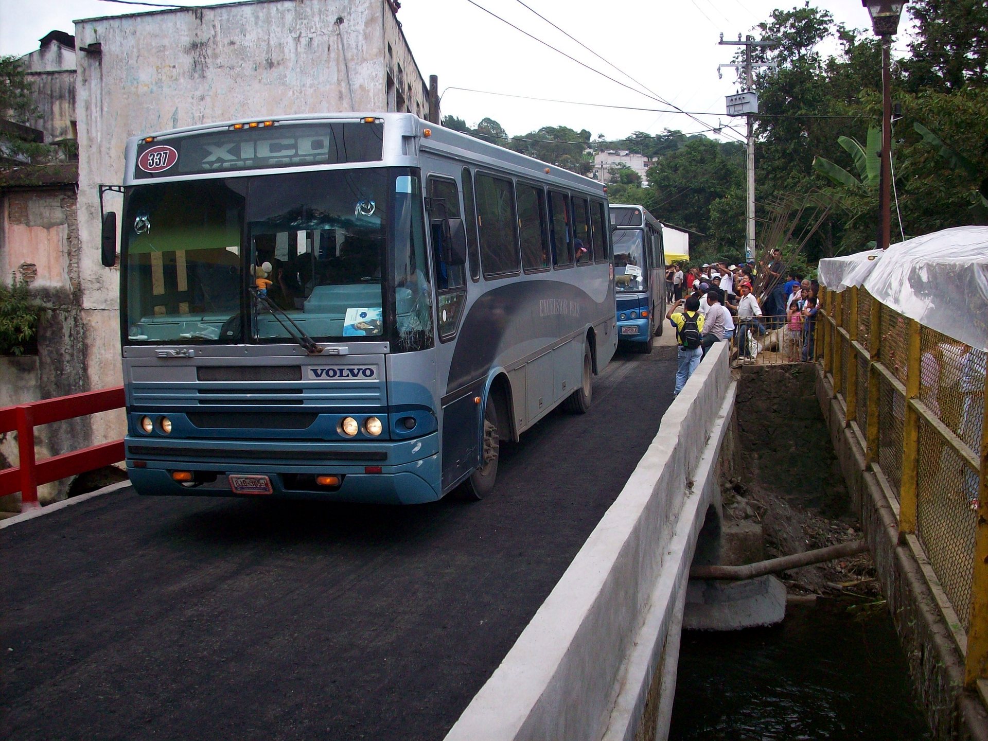 Puente reparado con MasaRoca en operación con tráfico de autobuses