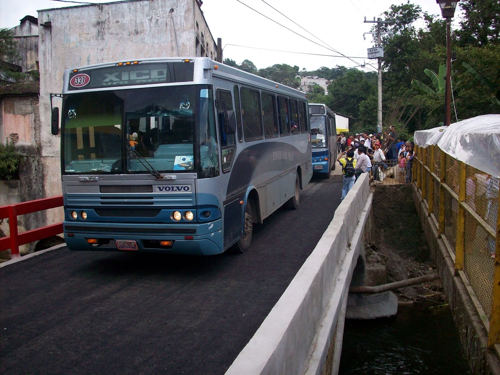 Puente reparado con MasaRoca en operación con tráfico de autobuses