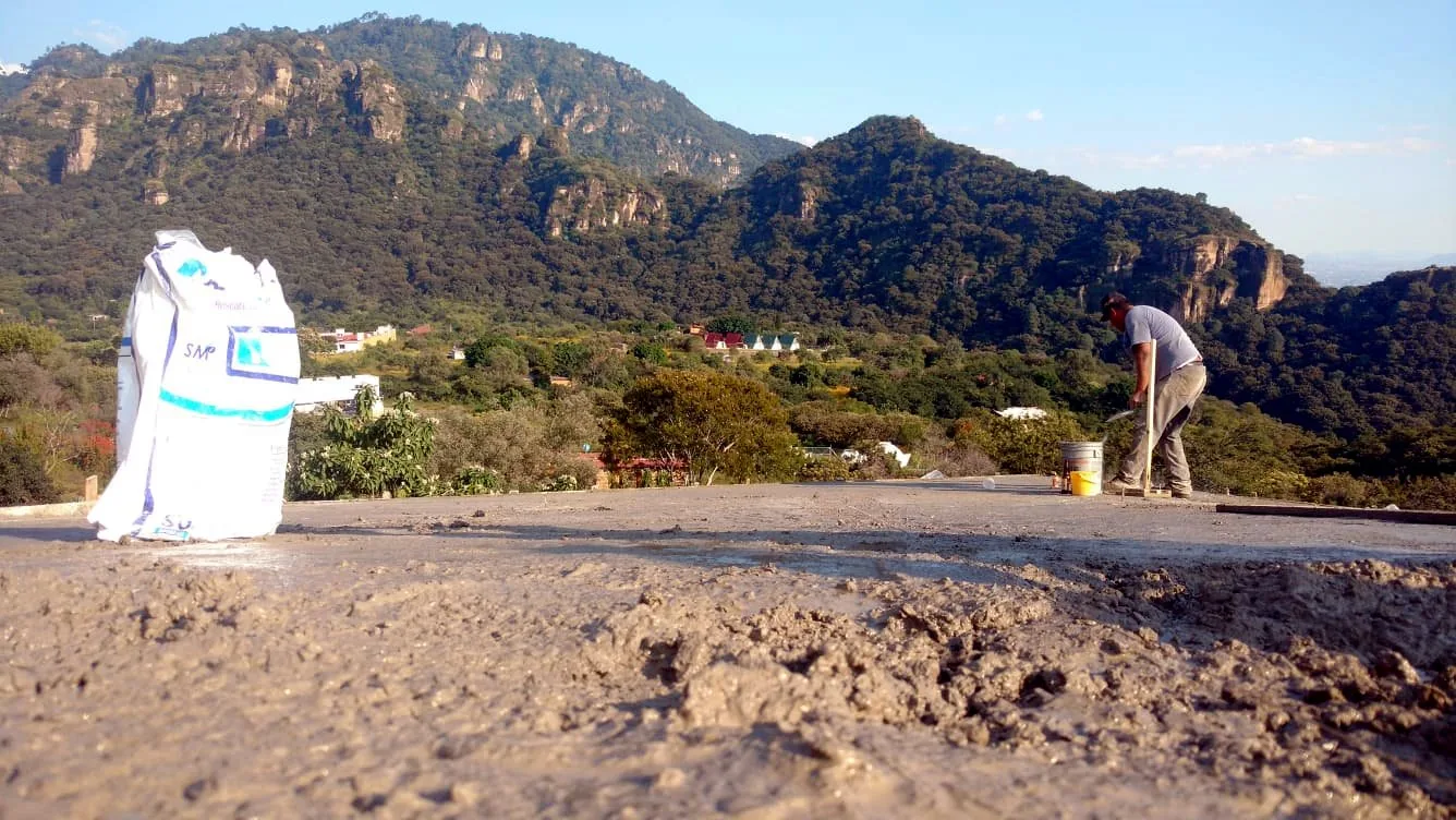 Aplicación de Afinador de Losa RG3 sobre concreto recién colado