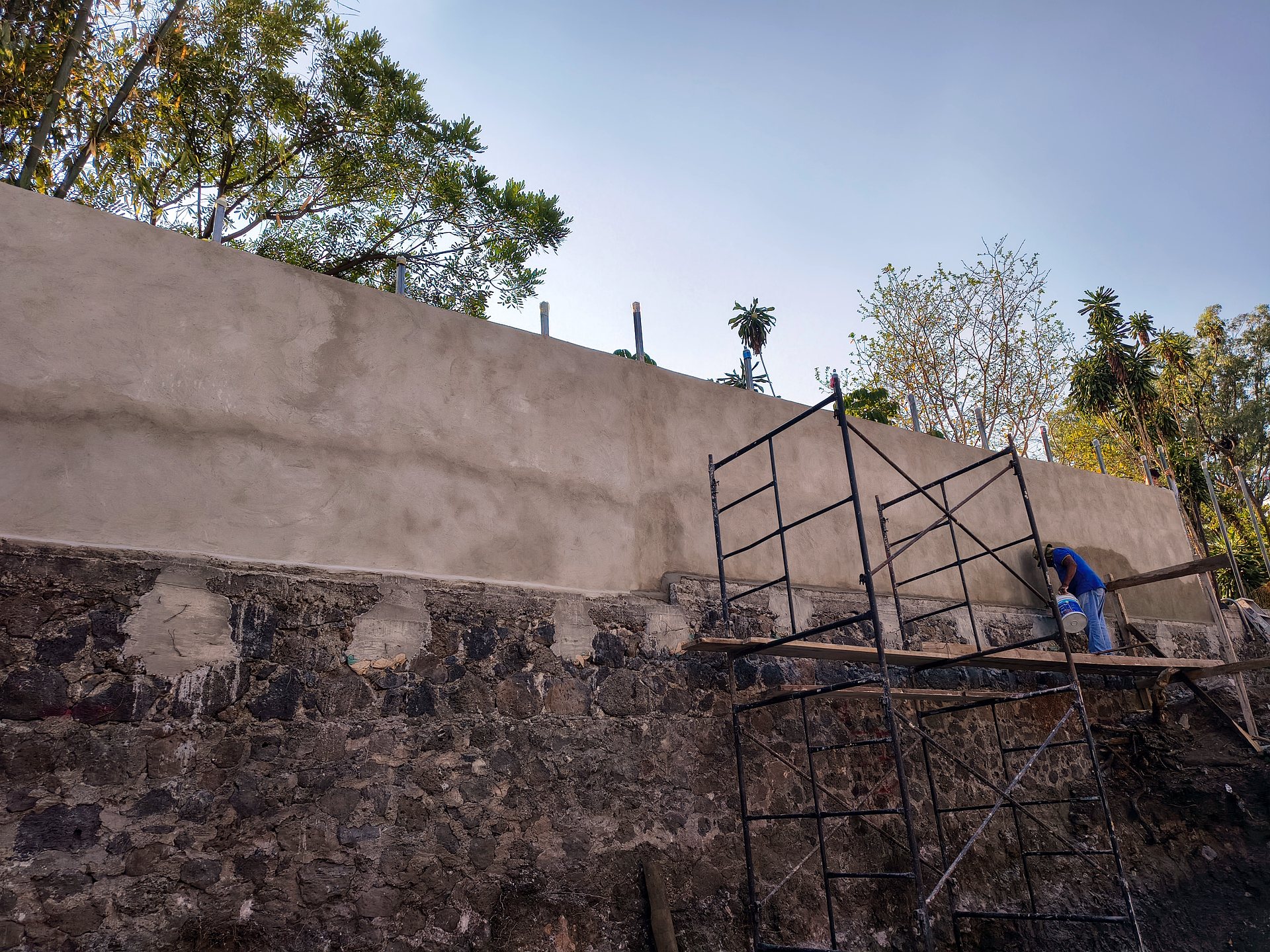 Aplicación de TG3 sobre muro de piedra en obra real