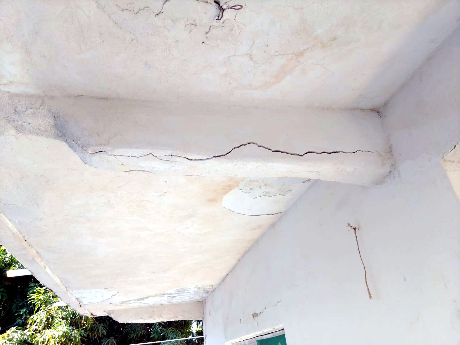 Muro dañado antes de la reparación con TG3